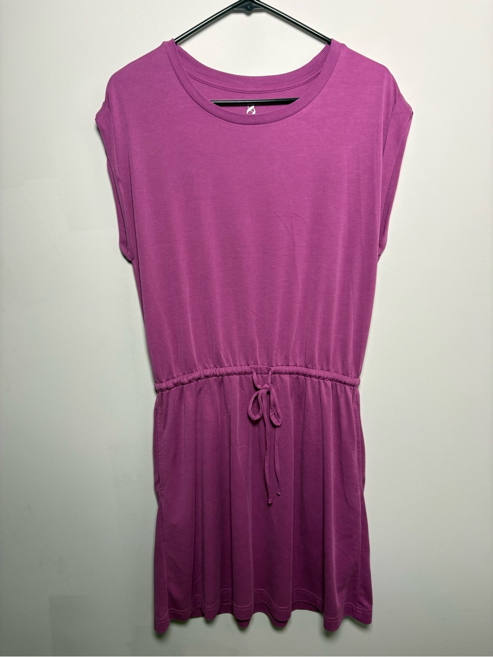 Lou & Grey Sleeveless Drawstring Midi Dress in Magenta